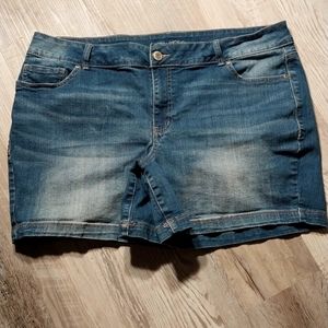 Maurices Plus Size Denim Shorts Size 20